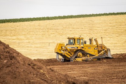 Maquinaria en la construcción de la A-15 entre Fuensaúco y Villar del Campo. MARIO TEJEDOR