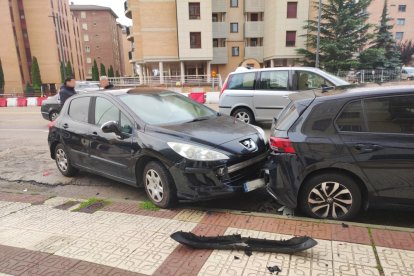 Trozos de los vehículos afectados aún sobre la acera.