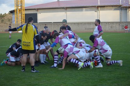 Una melé durante el encuentro del equipo masculino.