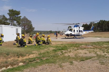 Brigadistas de la BRIF de Lubia acercándose a un helicóptero.