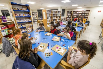 Los niños pintaron una bolsa con una máscara Catrina