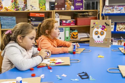 Los niños pintaron una bolsa con una máscara Catrina