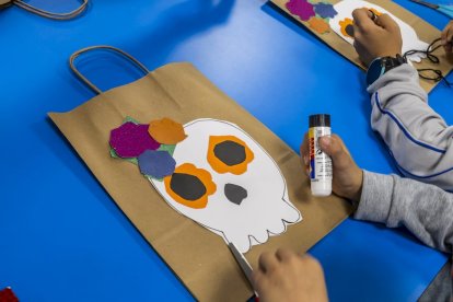 Los niños pintaron una bolsa con una máscara Catrina