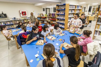 Los niños pintaron una bolsa con una máscara Catrina