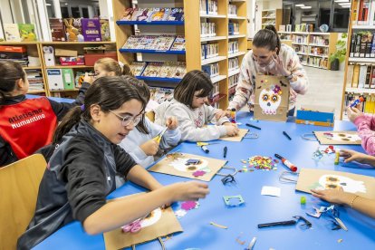 Los niños pintaron una bolsa con una máscara Catrina