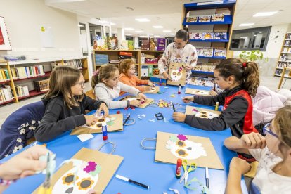 Los niños pintaron una bolsa con una máscara Catrina