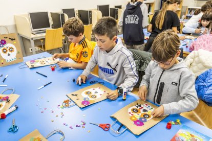 Los niños pintaron una bolsa con una máscara Catrina