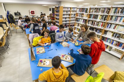 Los niños pintaron una bolsa con una máscara Catrina