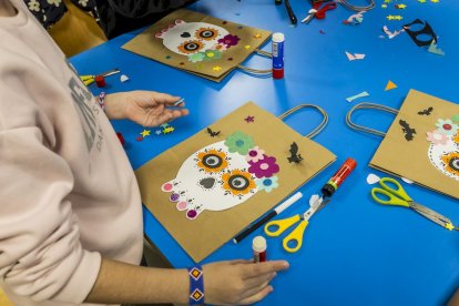 Los niños pintaron una bolsa con una máscara Catrina