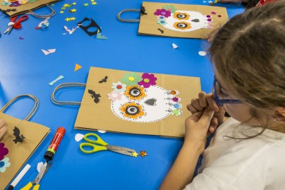 Los niños pintaron una bolsa con una máscara Catrina