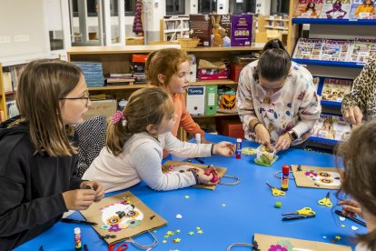 Los niños pintaron una bolsa con una máscara Catrina