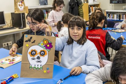 Los niños pintaron una bolsa con una máscara Catrina