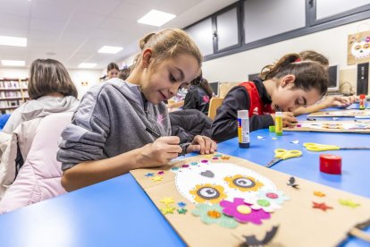 Los niños pintaron una bolsa con una máscara Catrina