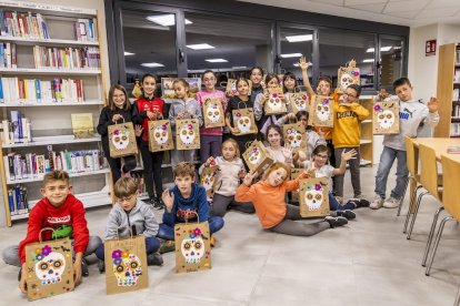 Los niños pintaron una bolsa con una máscara Catrina