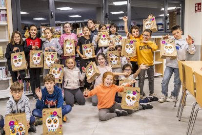 Los niños pintaron una bolsa con una máscara Catrina