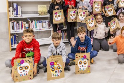 Los niños pintaron una bolsa con una máscara Catrina