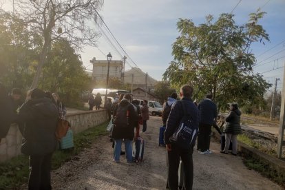 Los viajeros con destino Soria esperan al autobús es la estación de Jadraque.