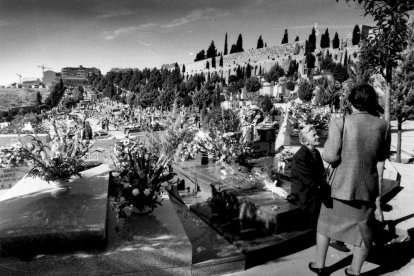 La luna frente a la tapia del cementerio