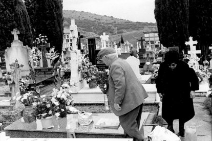 Limpiando el epitafio para el día de Todos los Santos