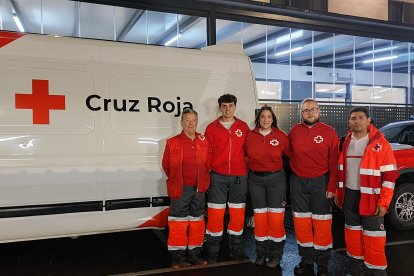 Voluntarios de Cruz Roja Soria junto a uno de los vehículos desplazados.