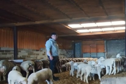 Asier Calleja, uno de los dos pastores de prácticas en Tierras Altas.