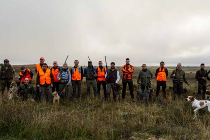 Participantes y jueces en el Provincial de caza menor con perro.