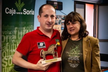 Cortés recibe el trofeo de María Belén, viuda de Pablo Núñez