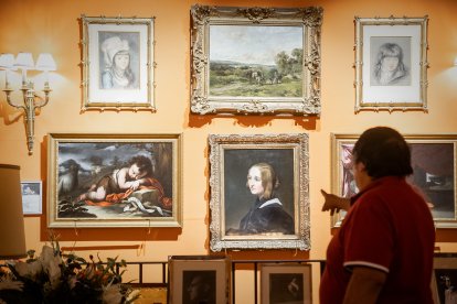 Un Murillo y un Solomon que evoca a la 'Gioconda' en uno de los edificios que albergan la colección.