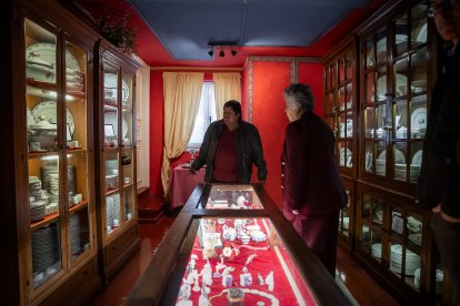 Colección con vajillas de algunos de los mejores sellos del planeta en una de las salas.