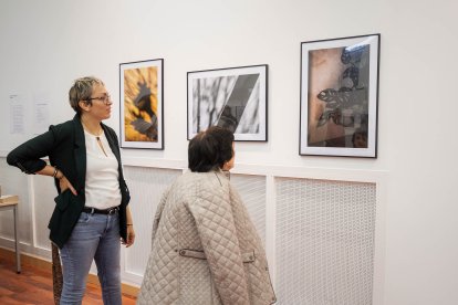 Estudiantes y profesores presentan la exposición.