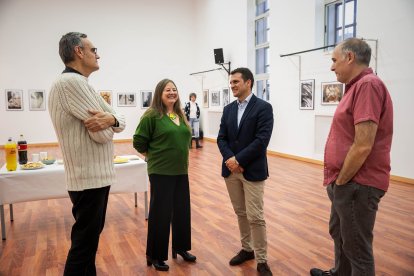 Estudiantes y profesores presentan la exposición.