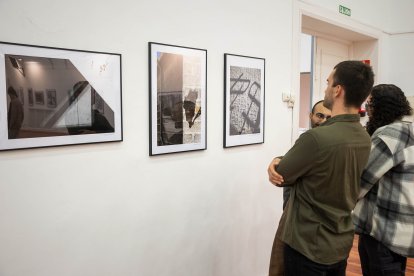 Estudiantes y profesores presentan la exposición.