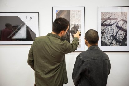 Estudiantes y profesores presentan la exposición.