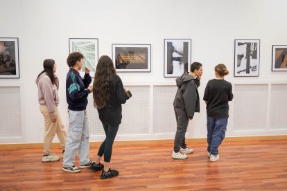 Estudiantes y profesores presentan la exposición.