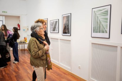 Estudiantes y profesores presentan la exposición.