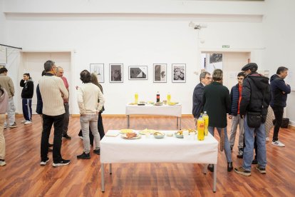 Estudiantes y profesores presentan la exposición.