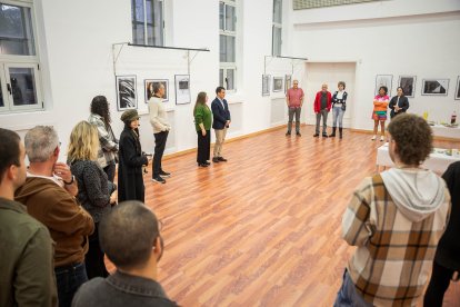 Estudiantes y profesores presentan la exposición.