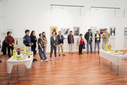 Estudiantes y profesores presentan la exposición.