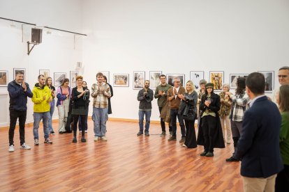 Estudiantes y profesores presentan la exposición.