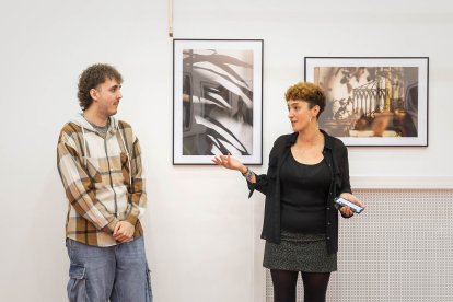 Estudiantes y profesores presentan la exposición.