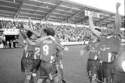 El Numancia de la temporada 98-99 celebraba el ascenso a Primera División.