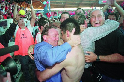 El presidente Francisco Rubio se abraza con el capitán Octavio.