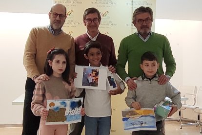 Los ganadores del concurso 'dibujos del agua' posan con sus obras.