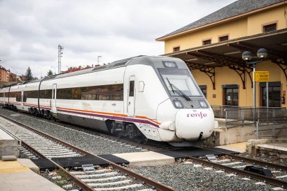 El tren a Madrid estacionado ayer en la estación de El Cañuelo de Soria.