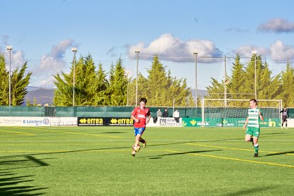 La Ciudad Deportiva acogió el derbi de Regional entre el CD Numancia B y el CD San José.