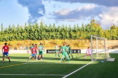 La Ciudad Deportiva acogió el derbi de Regional entre el CD Numancia B y el CD San José.