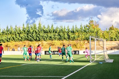 La Ciudad Deportiva acogió el derbi de Regional entre el CD Numancia B y el CD San José.