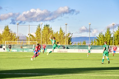 La Ciudad Deportiva acogió el derbi de Regional entre el CD Numancia B y el CD San José.