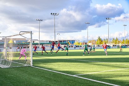 La Ciudad Deportiva acogió el derbi de Regional entre el CD Numancia B y el CD San José.