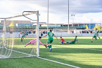 La Ciudad Deportiva acogió el derbi de Regional entre el CD Numancia B y el CD San José.